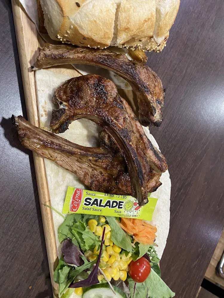 Côte d’agneau Avec Une Petite Salade