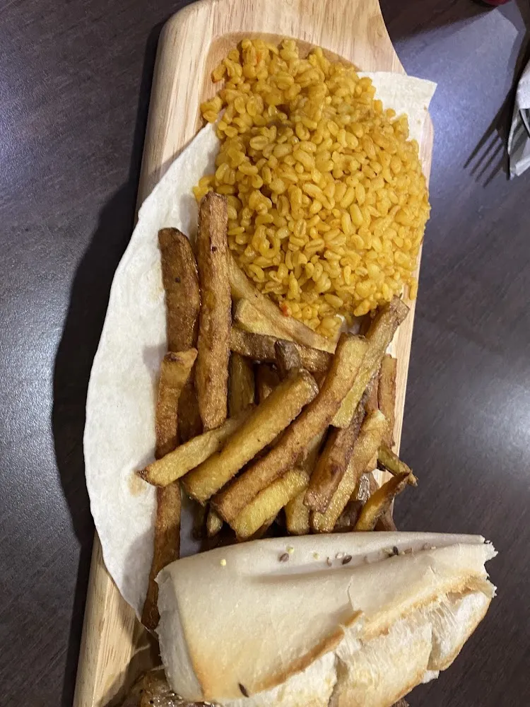 Grillade Mixte Avec Des Frites Maison Et Du Blé